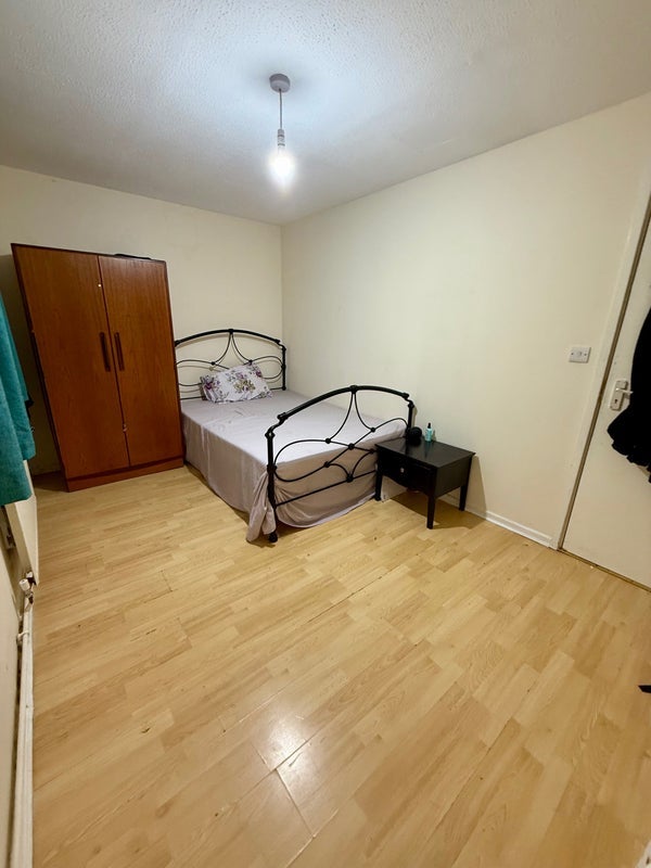 Room Aston Court in Crawley