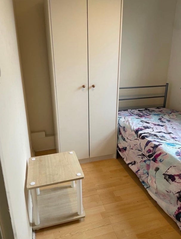 Room Aston Court in Crawley