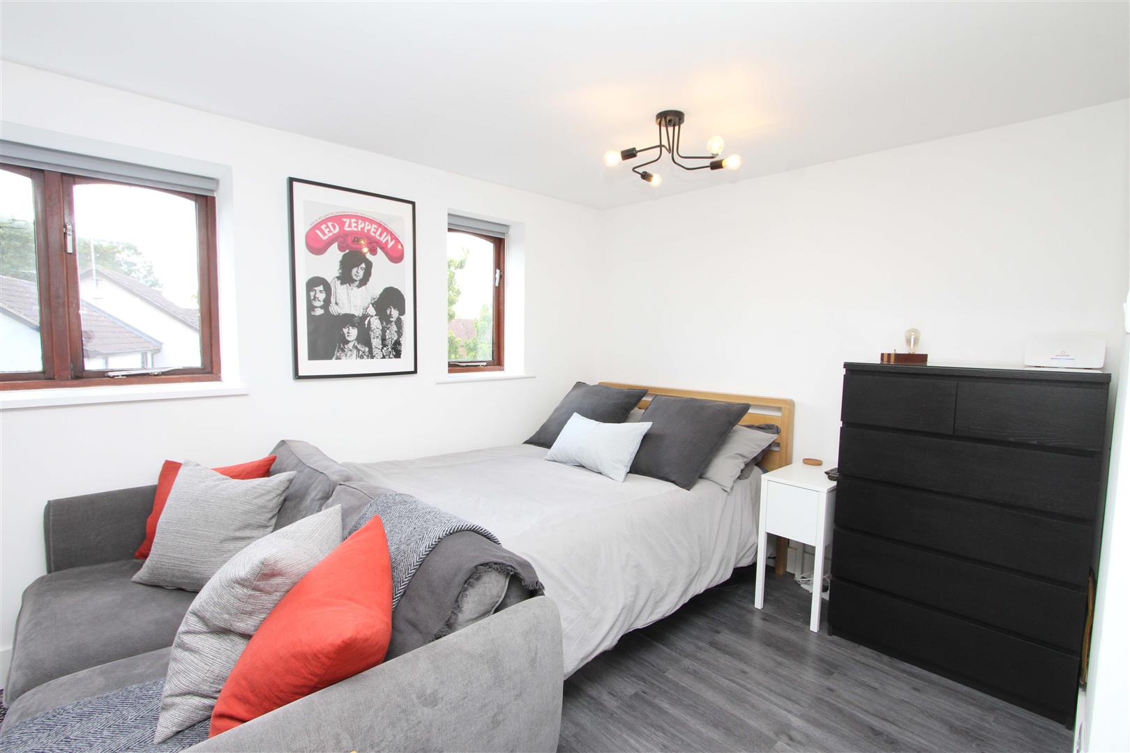 Flat Bullrush Grove in Greater London