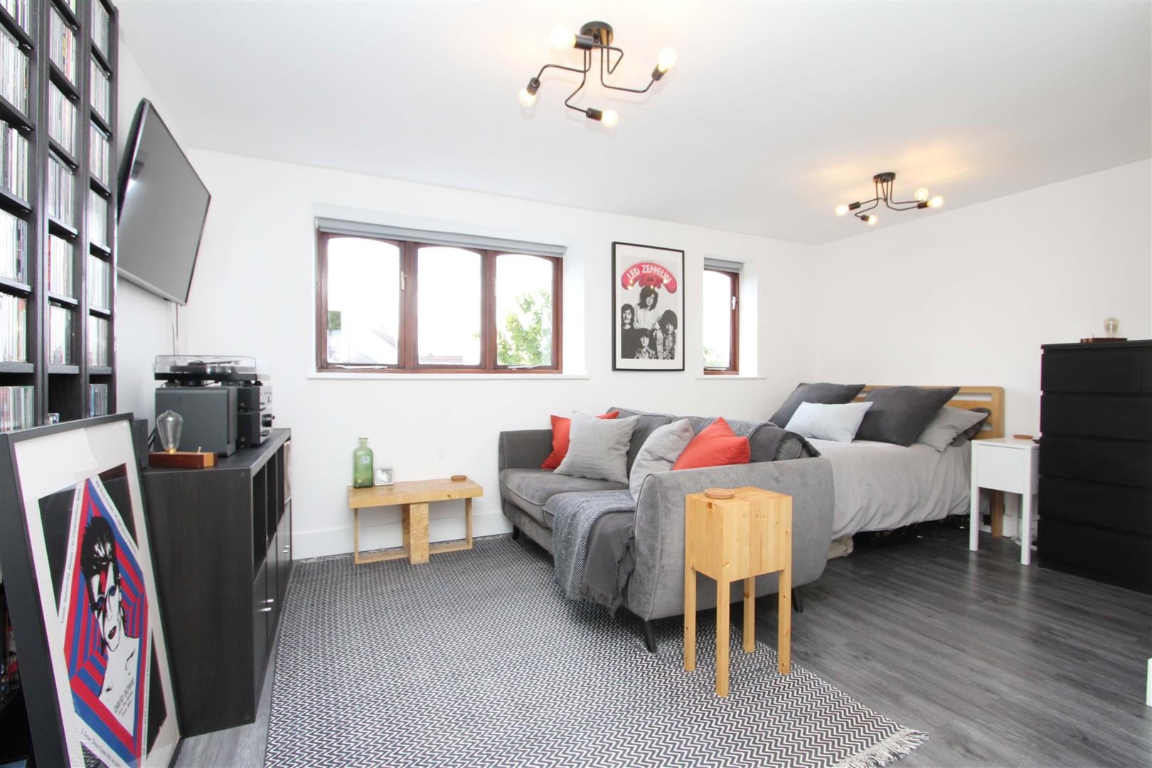Flat Bullrush Grove in Greater London