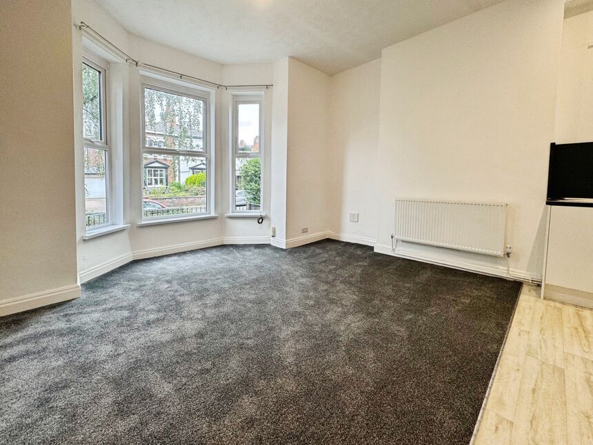 Flat Belgrave Crescent in Manchester