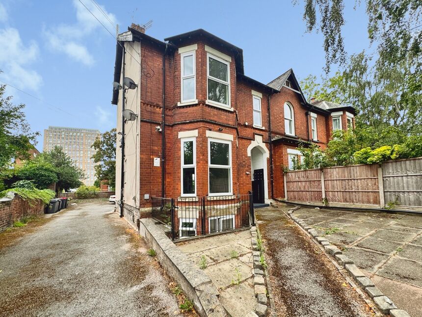 Flat Belgrave Crescent in Manchester