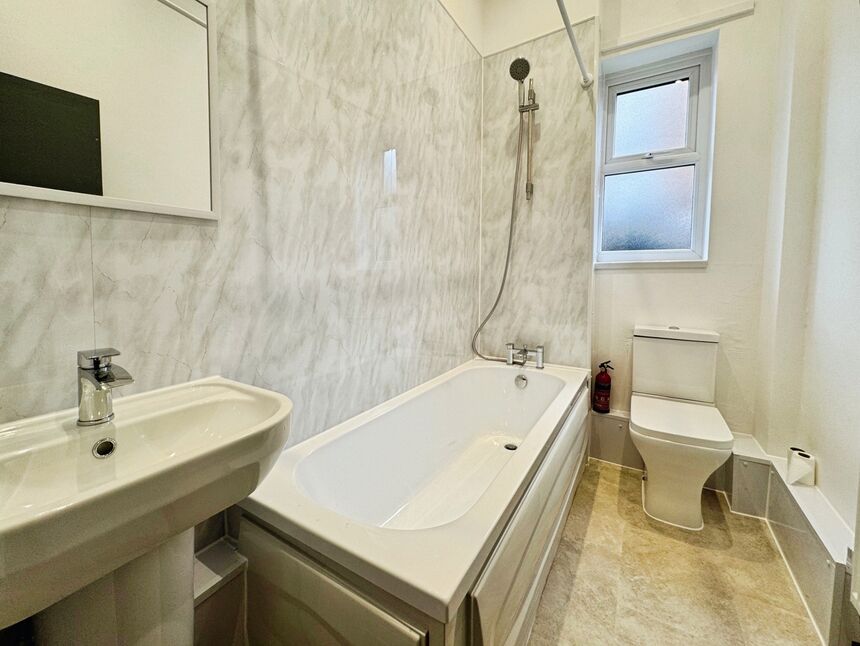 Flat Belgrave Crescent in Manchester