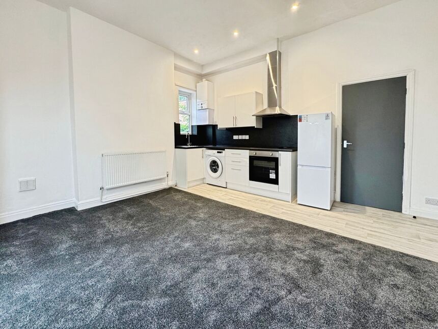 Flat Belgrave Crescent in Manchester