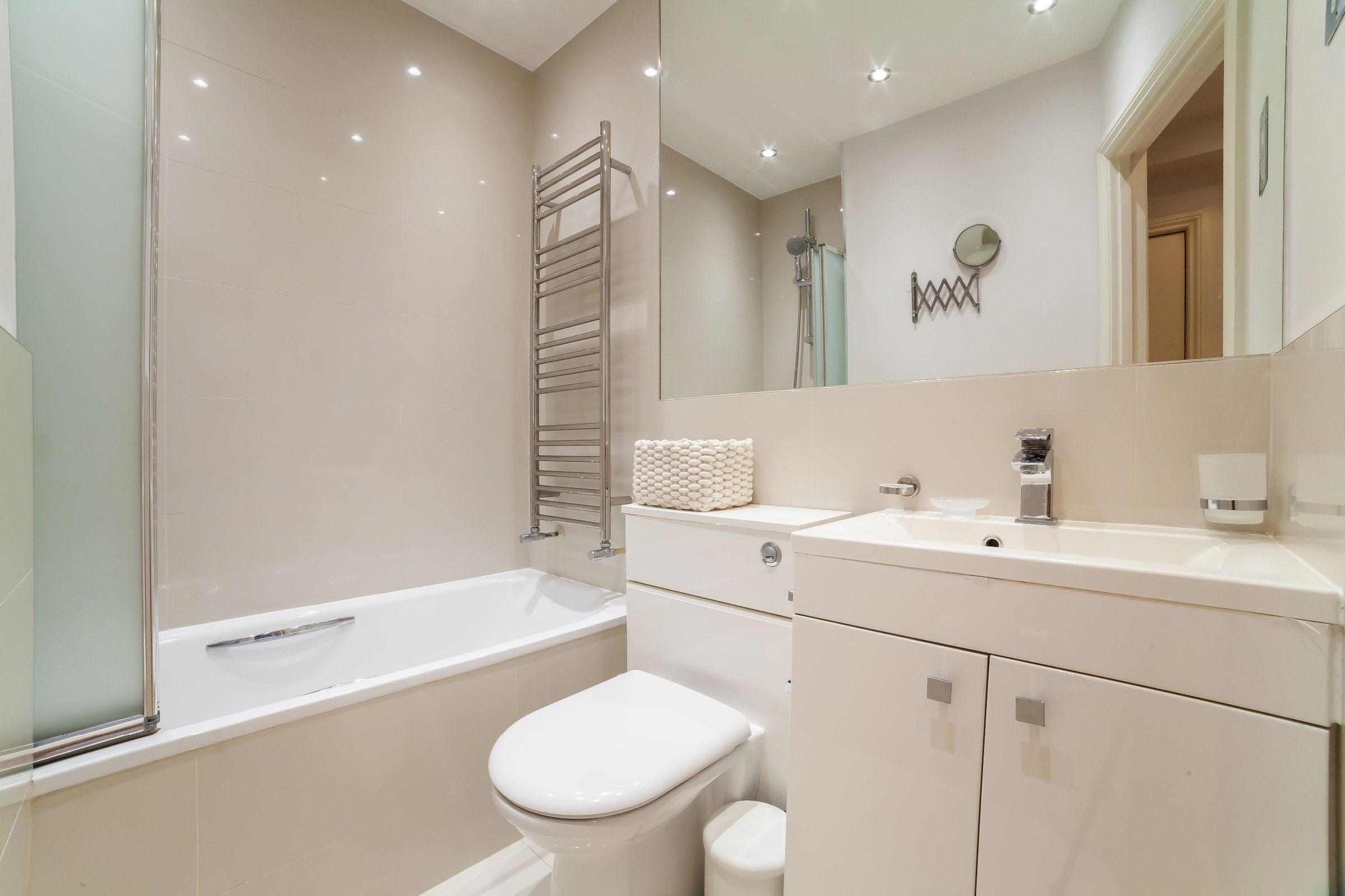 Flat Sloane Avenue in Greater London