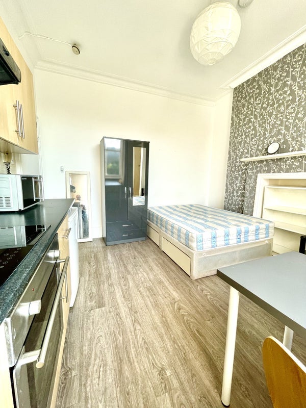 Flat Baron's Court Road in Greater London