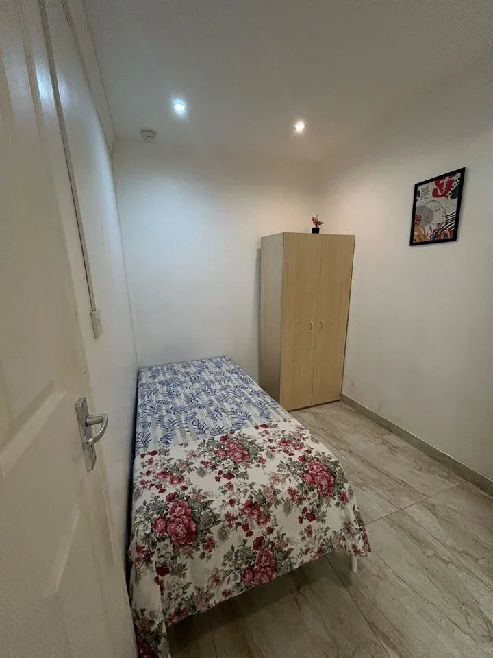Room Manor Farm Road in Greater London