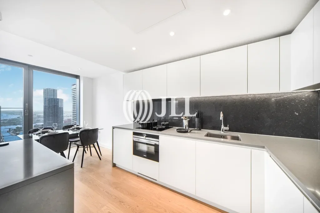 Flat South Quay Square in Greater London