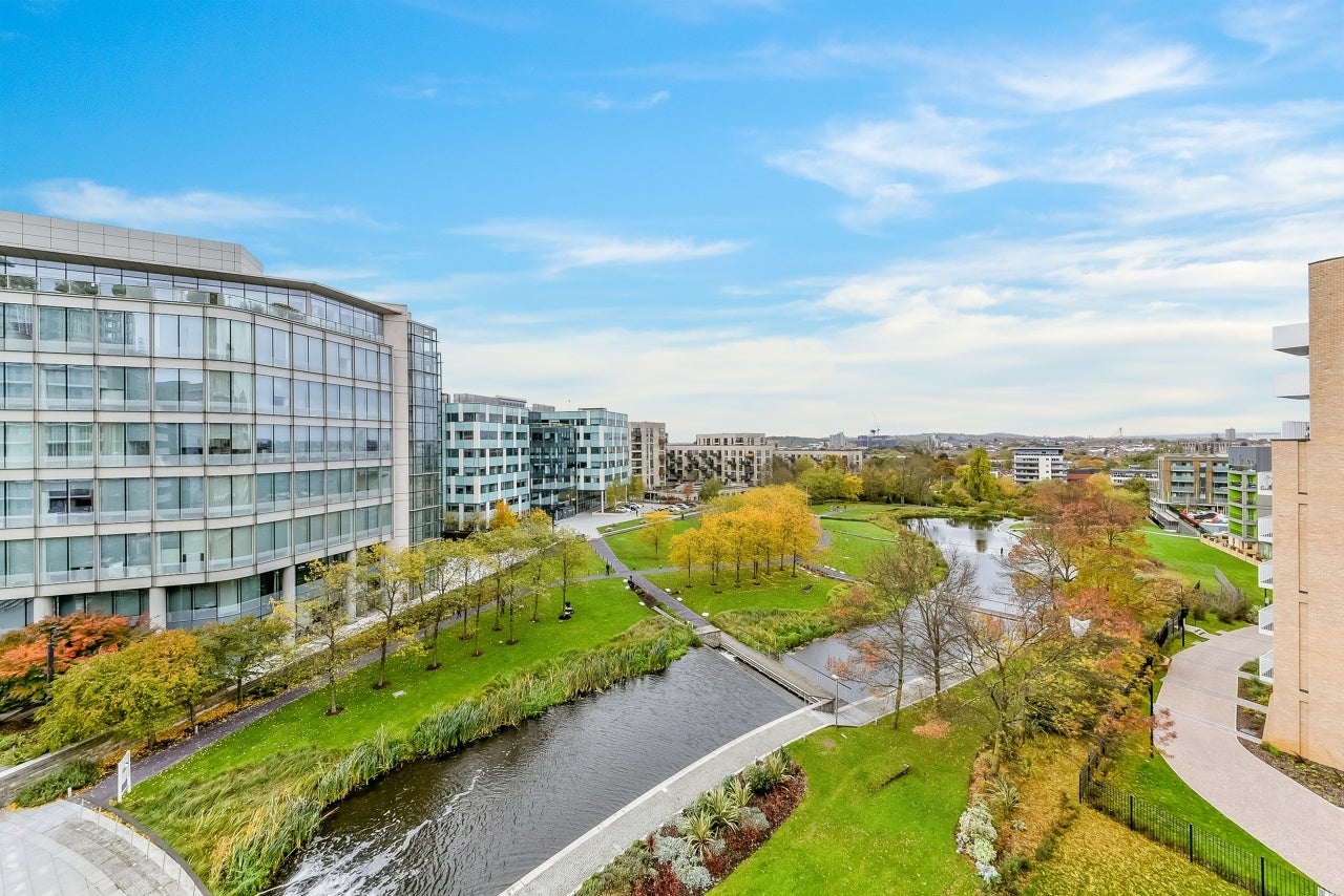 Flat Lakeside Drive in Greater London