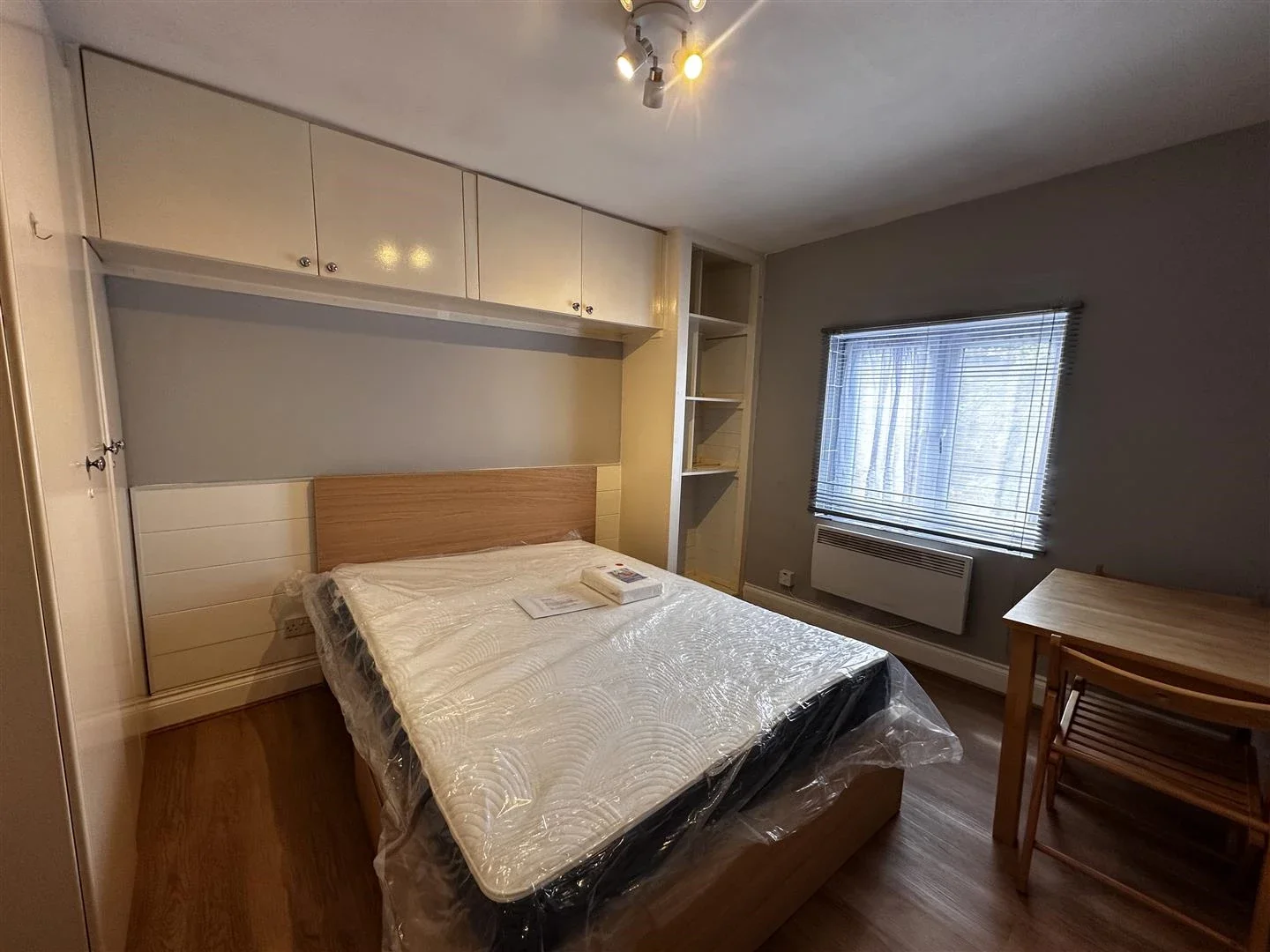 Room St Albans Crescent in Greater London