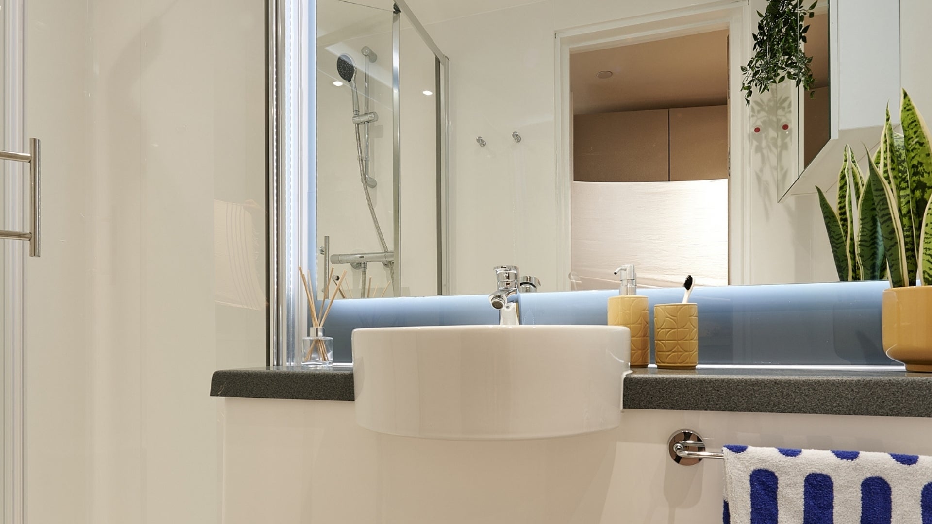 Room Spa Road in Greater London