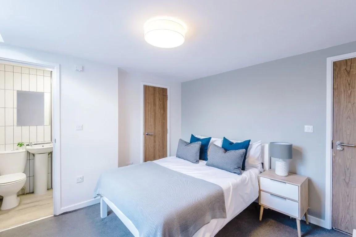 Flat Jesmond Road in Newcastle upon Tyne
