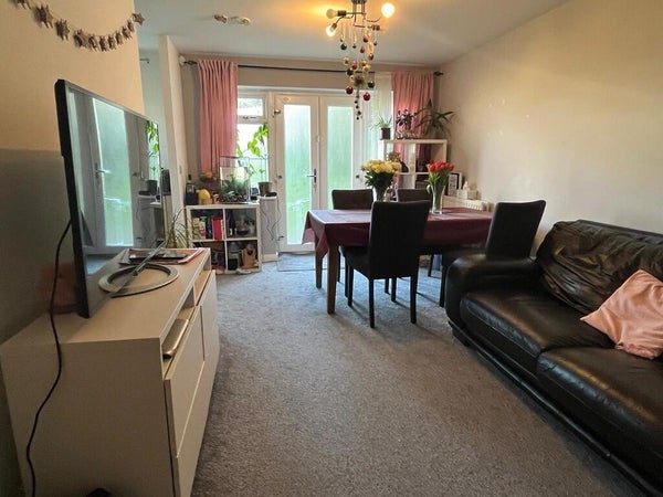 Flat Stoneleigh Road in London