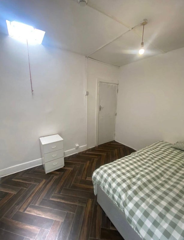 Room Newton Road in Birmingham