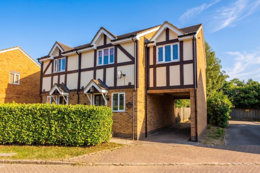 House Fennscombe Court in Surrey Heath