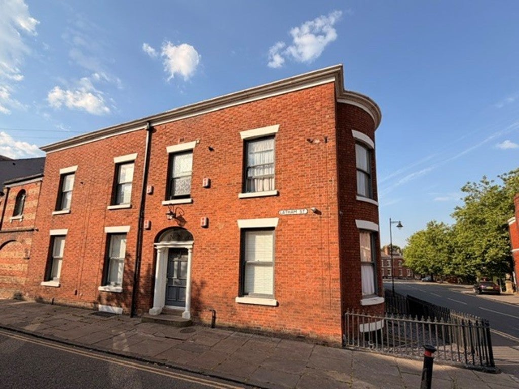 Flat Latham Street in Preston