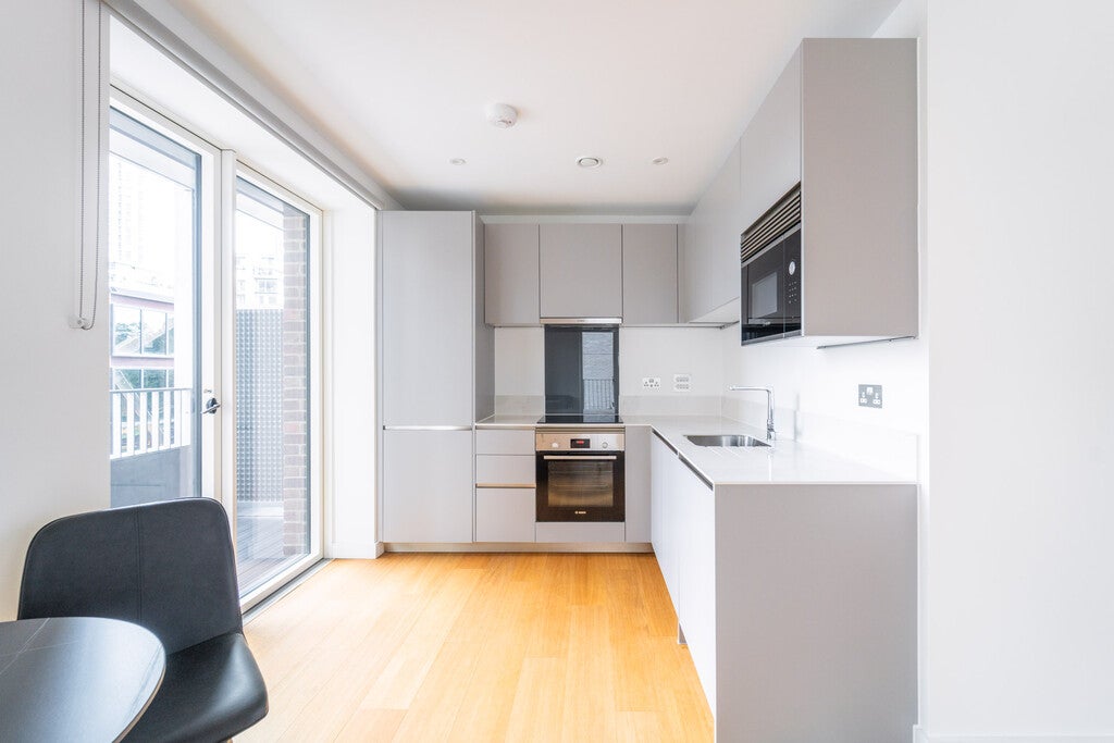 Flat Devon Close in Greater London