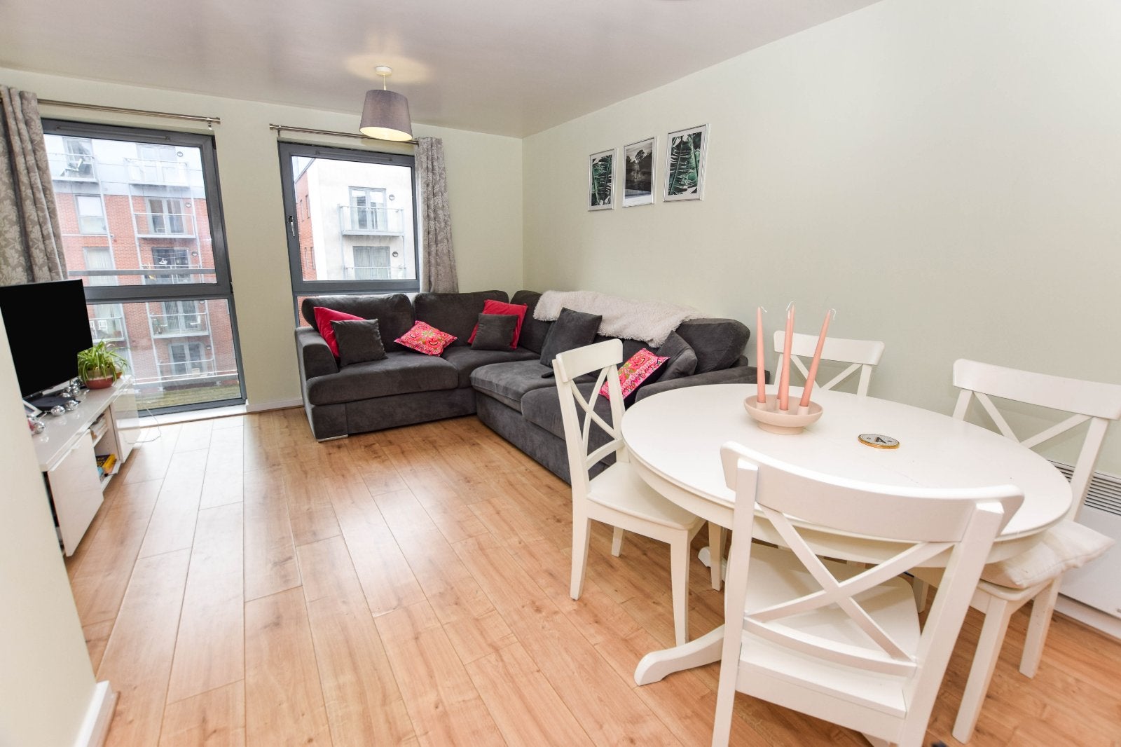 Flat Elmira Way in Salford