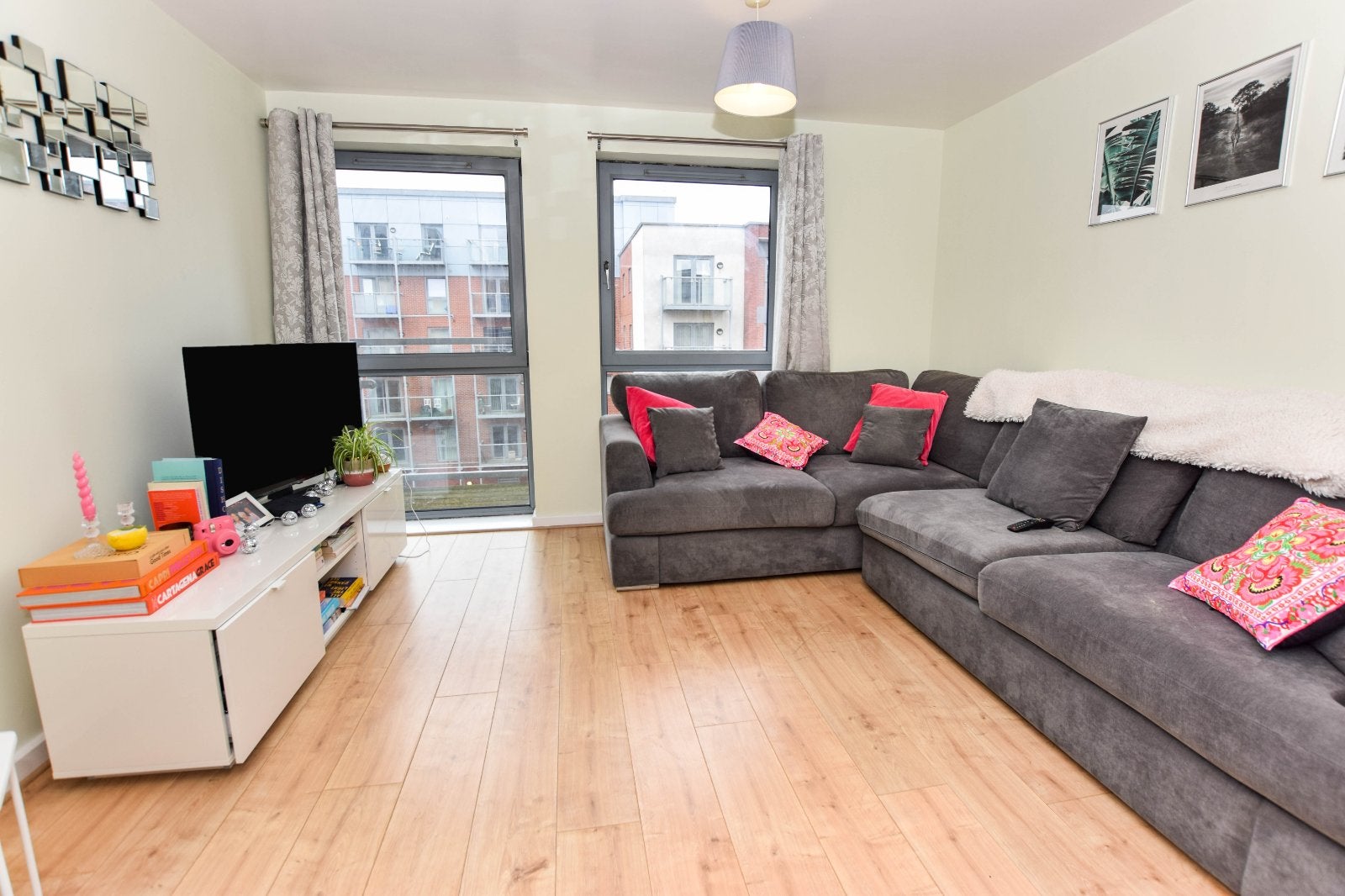 Flat Elmira Way in Salford