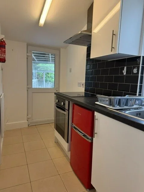 Flat Bowes Road in Greater London