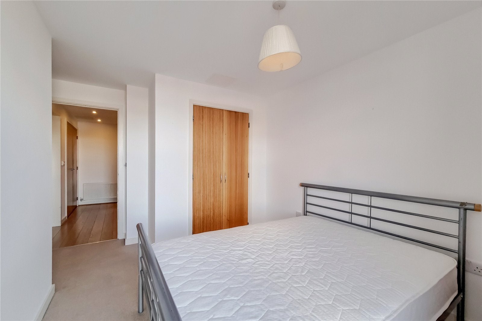 Flat Scott Avenue in Greater London