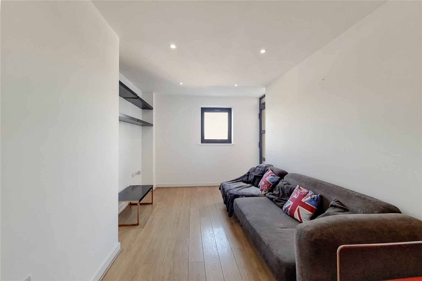 Flat Scott Avenue in Greater London