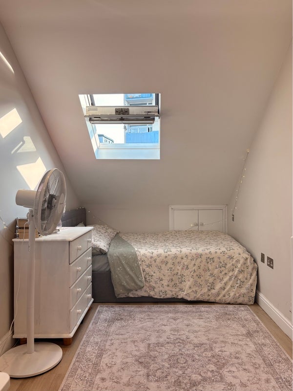 Room De Morgan Road in Greater London