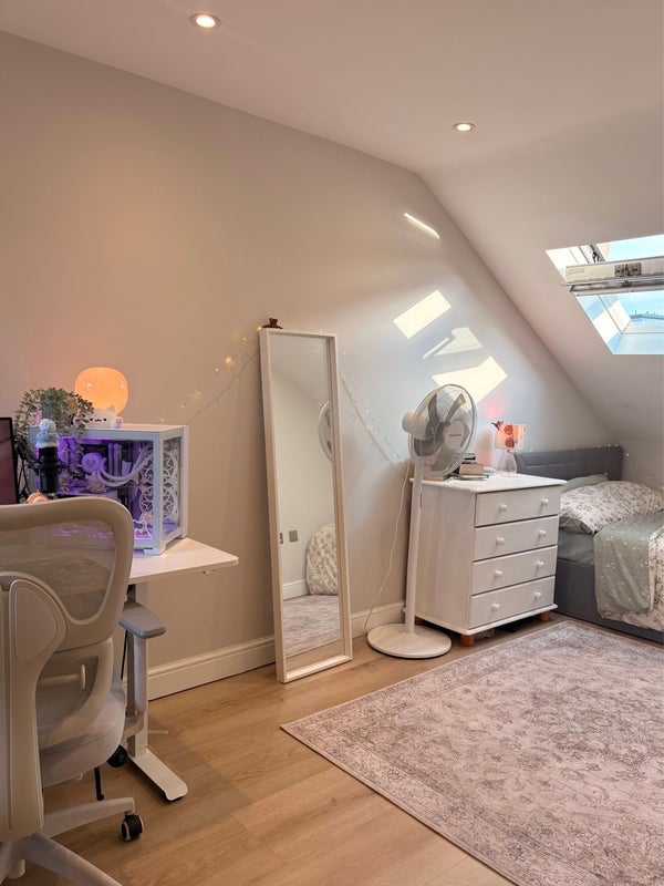 Room De Morgan Road in Greater London