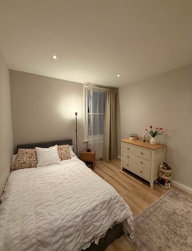 Room De Morgan Road in Greater London
