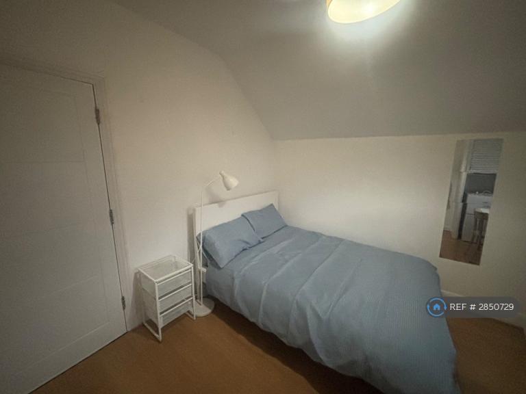 Room Steventon Road in Greater London