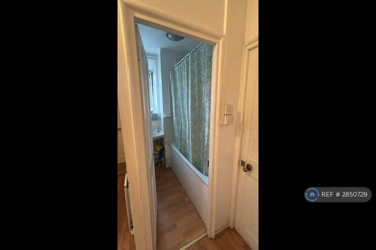 Room Steventon Road in Greater London