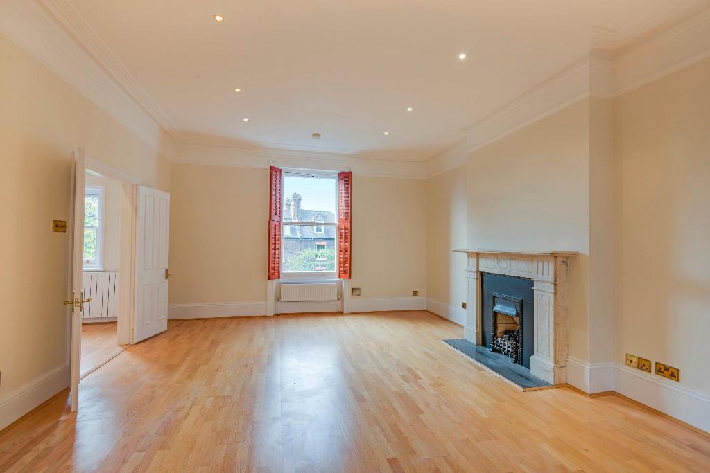Flat Netherhall Gardens in Greater London