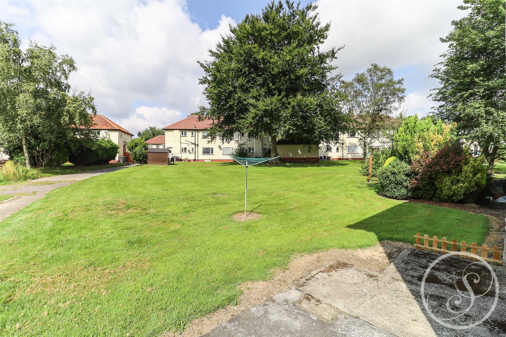 Flat Sandringham Gardens in Leeds