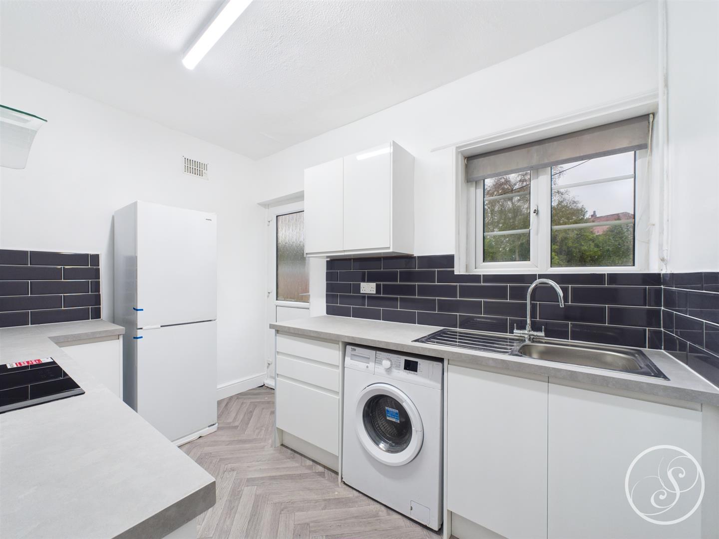 Flat Sandringham Gardens in Leeds