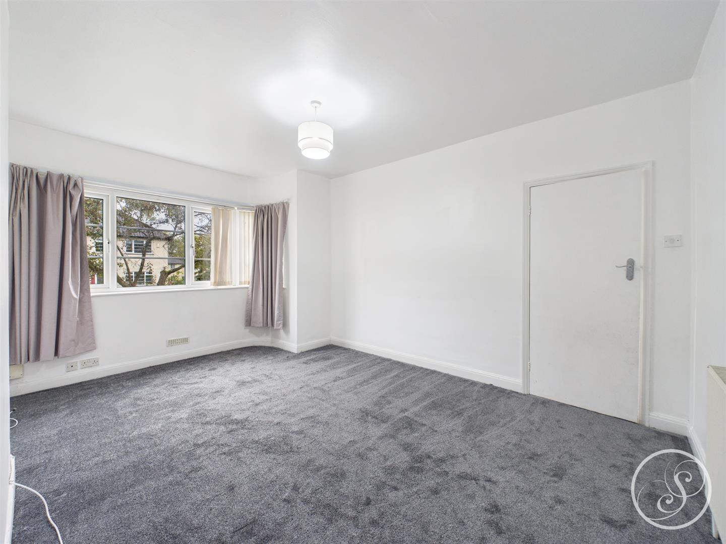 Flat Sandringham Gardens in Leeds