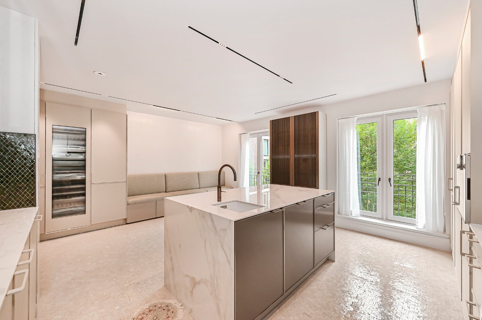 Flat Kensington Palace Gardens in Greater London