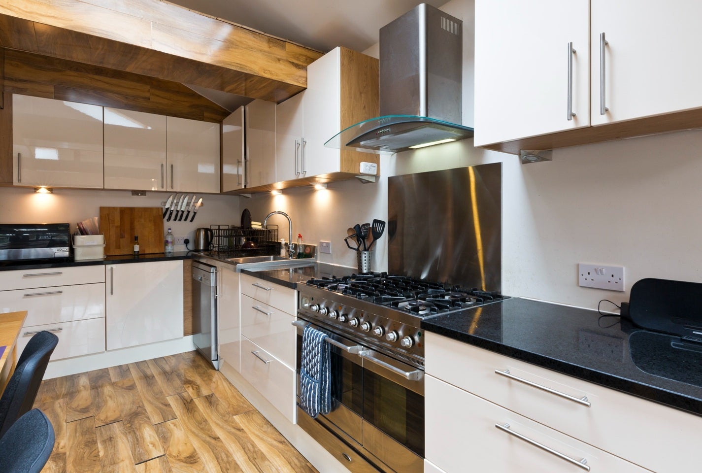 Room Huntingfield Way in Borough of Runnymede