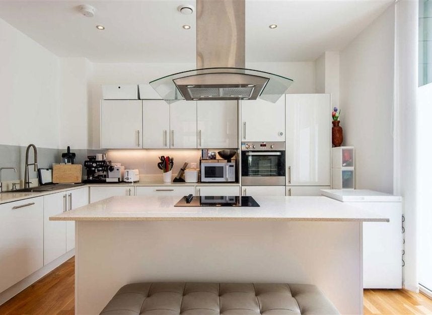 Flat Attwood Lane in Greater London