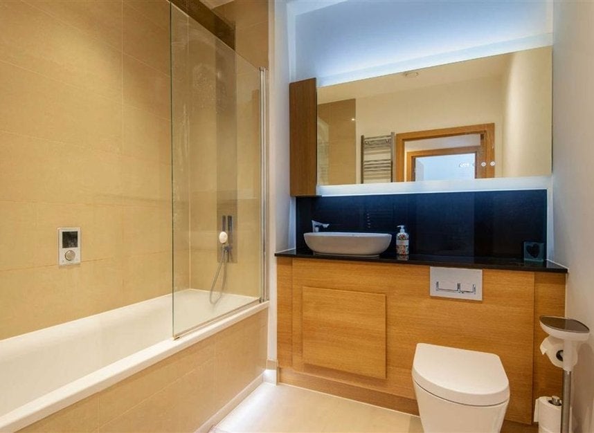 Flat Attwood Lane in Greater London