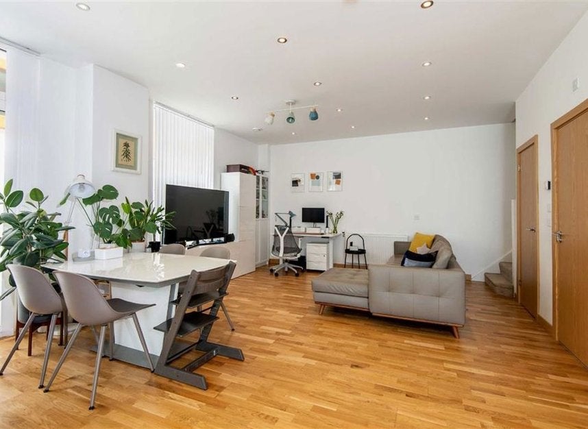 Flat Attwood Lane in Greater London