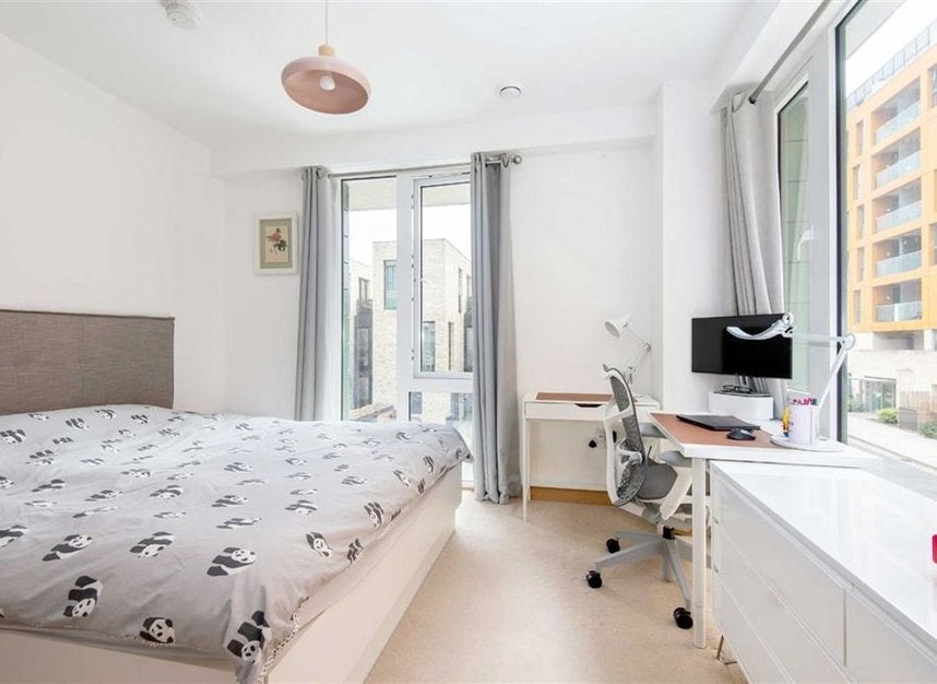 Flat Attwood Lane in Greater London