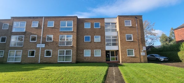 Flat Bramhall Lane in Bramhall