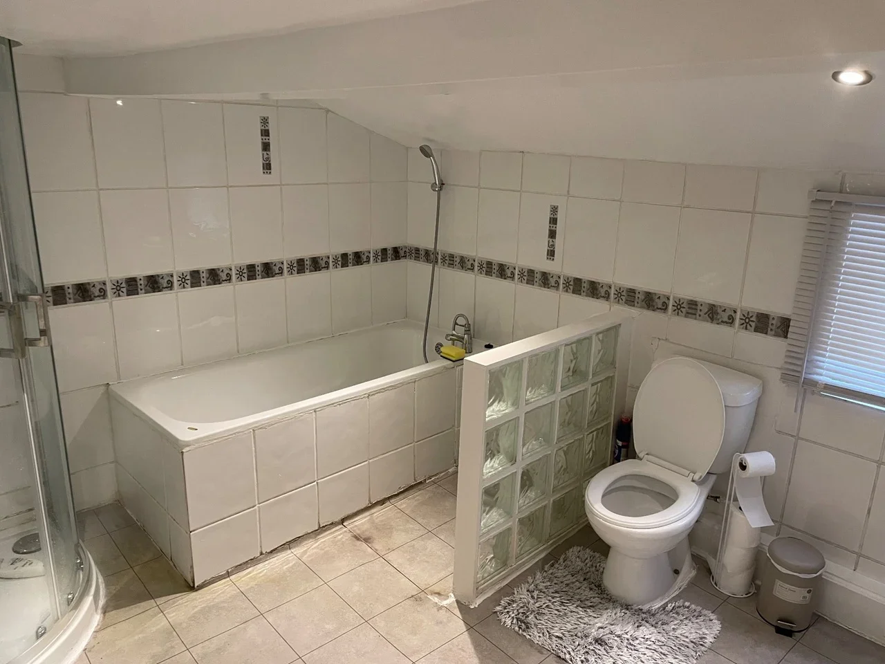 Room Roehampton High Street in Greater London