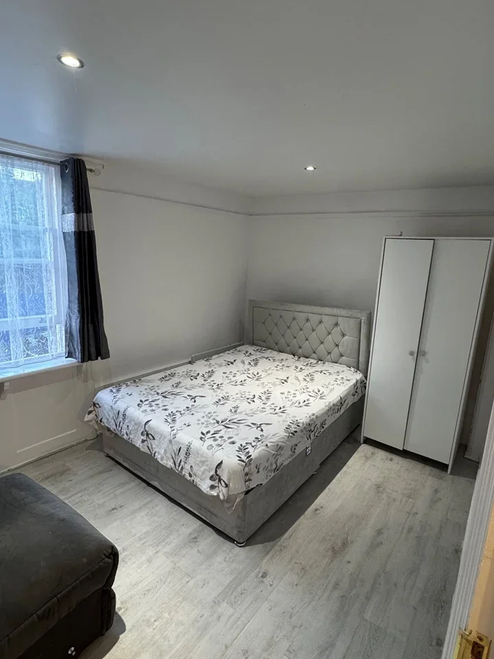 Room Roehampton High Street in Greater London