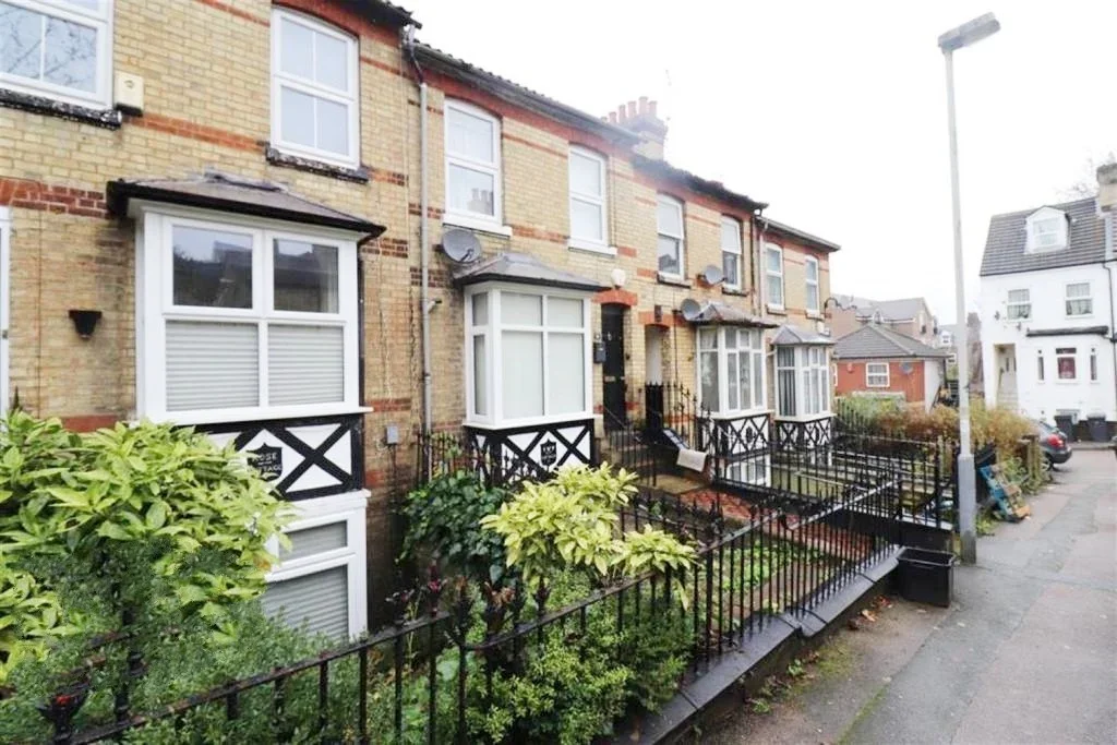House Ashburnham Road in Luton