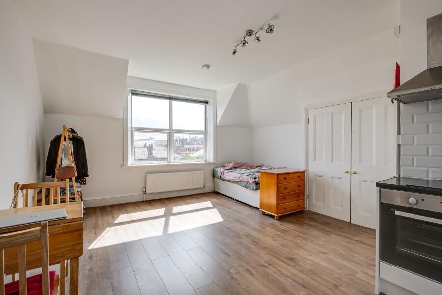 Flat Fawley Road in Greater London