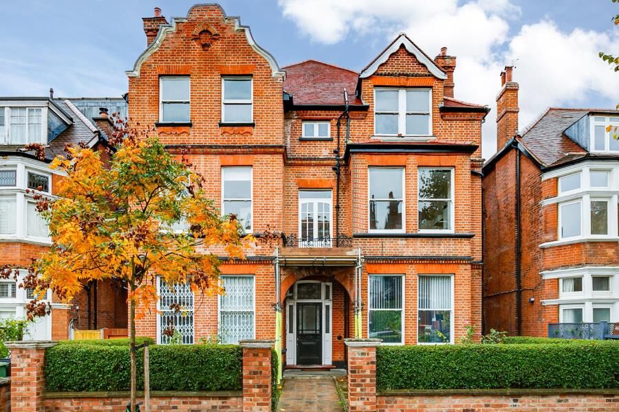 Flat Fawley Road in Greater London