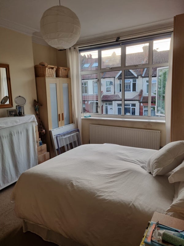 Room Eastbourne Road in Greater London