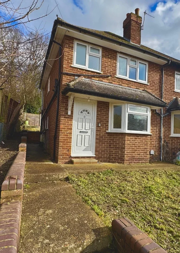 House Foxburrows Avenue in Guildford