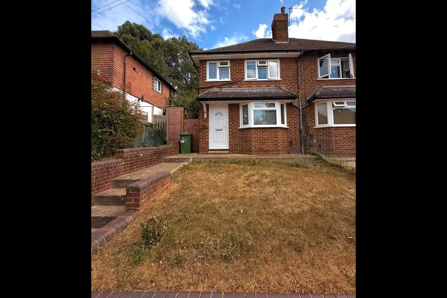 House Foxburrows Avenue in Guildford